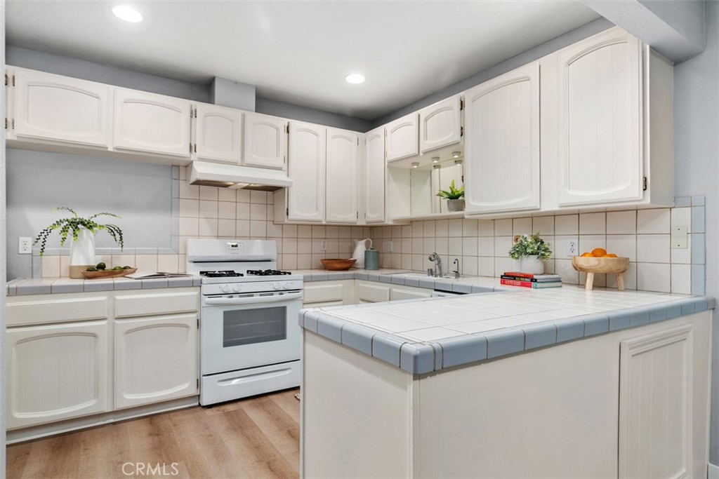 12300 Montecito Road, Unit 39 Seal Beach, CA 90740 - Photo 17 of 41 Kitchen
