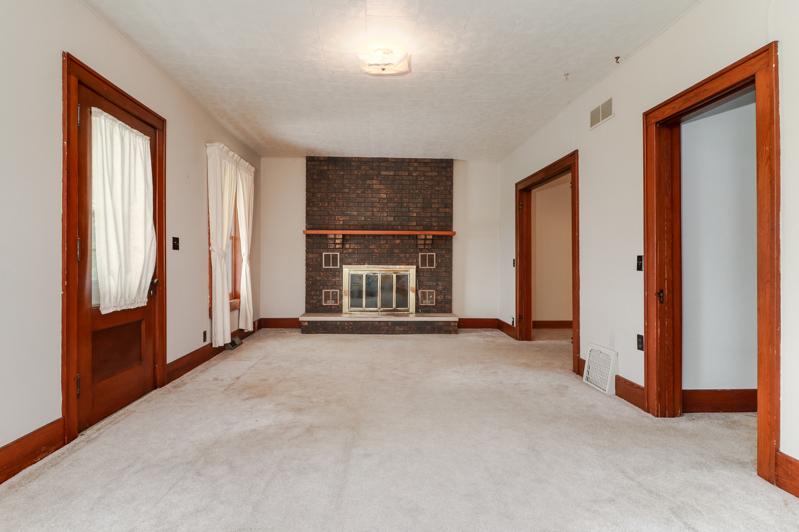 6210 Springfield Road Delavan, IL 61734 - Photo 4 of 37