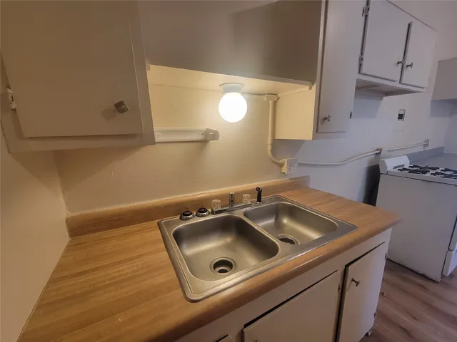 $750 | 1910 Ursuline Street, Unit 3, Galveston, TX 77550