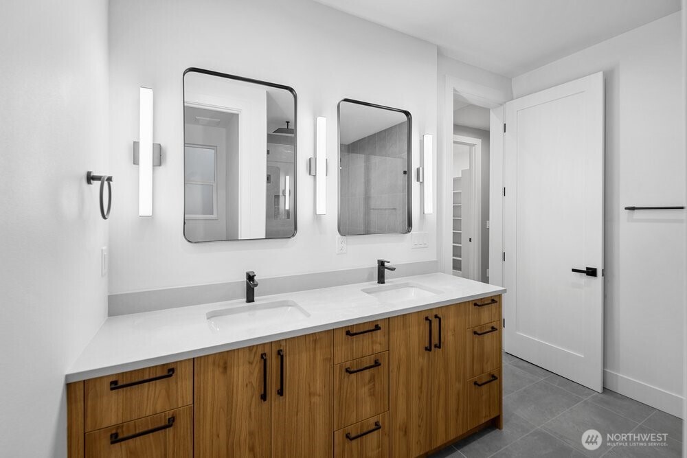 687 Northwest Locust Street Issaquah, WA 98027 - Photo 19 of 26 a bathroom with 2 sink and a mirror