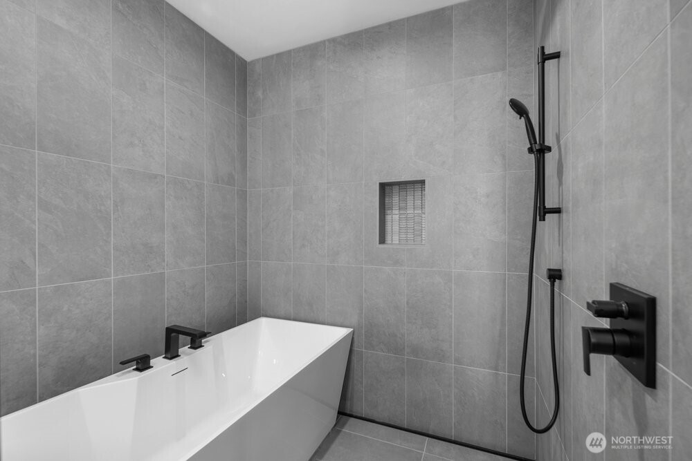 687 Northwest Locust Street Issaquah, WA 98027 - Photo 20 of 26 a bathroom with a bathtub