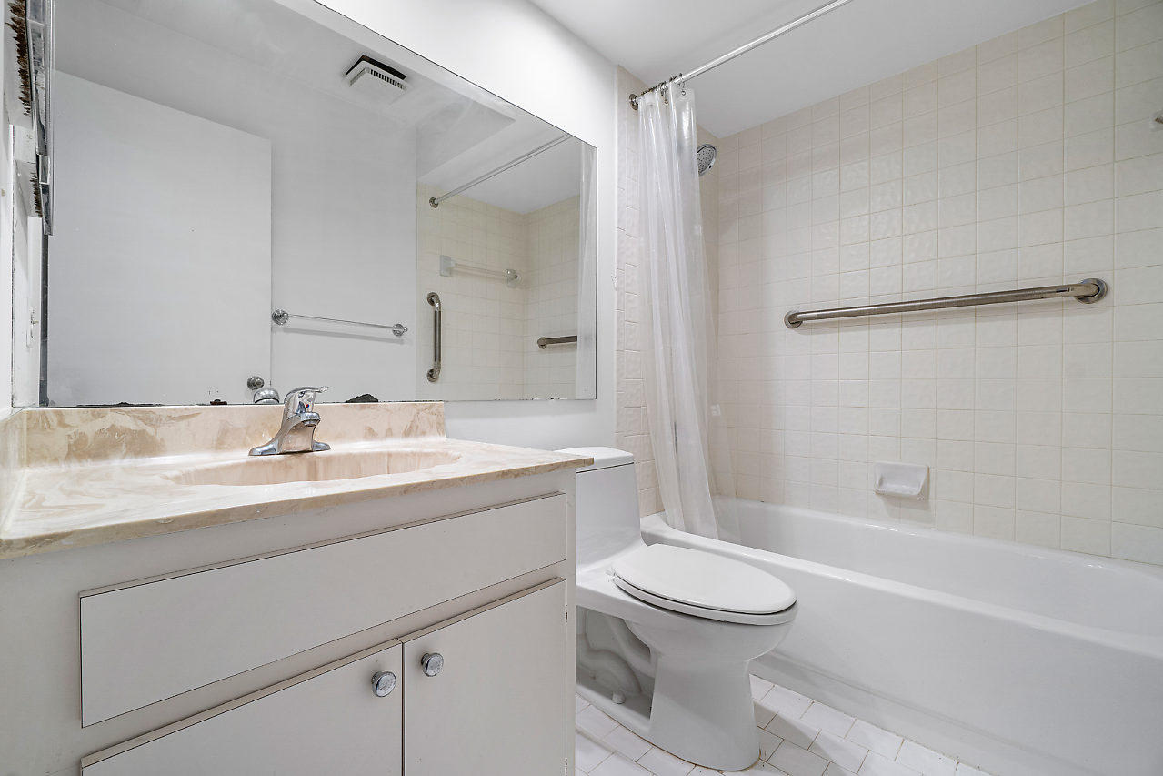 6931 Escobar Court Boca Raton, FL 33433 - Photo 17 of 25 Guest Bathroom
