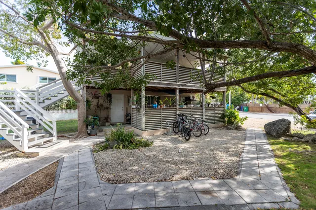 a view of a house with backyard