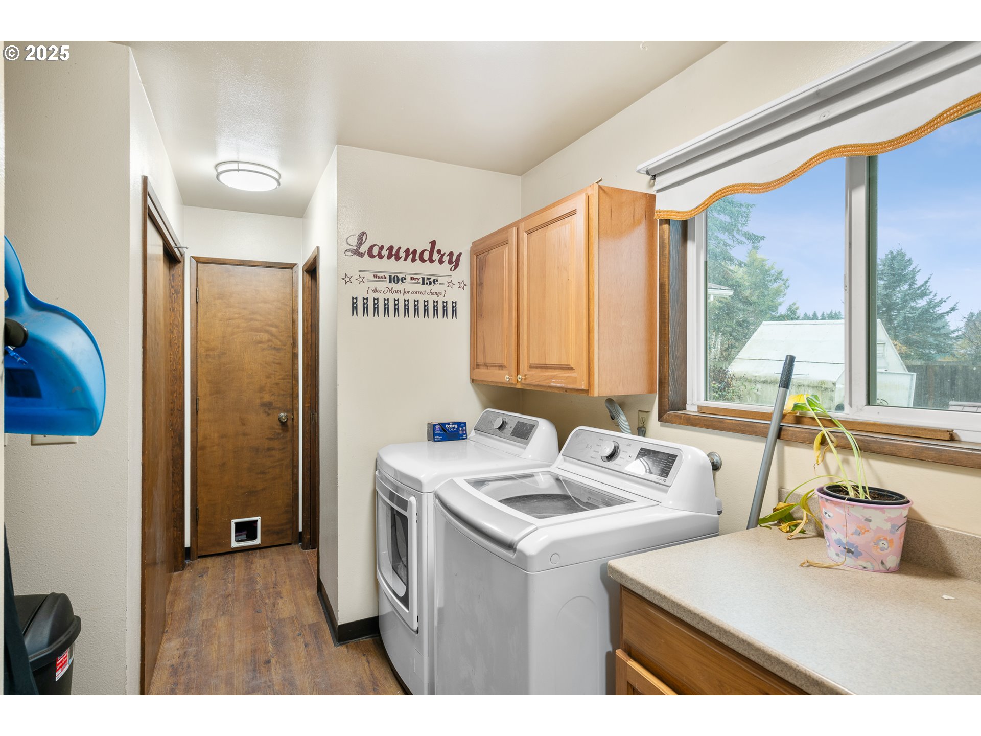 319 Monitor Road Silverton, OR 97381 - Photo 23 of 32 a bathroom with a sink a toilet and a tub