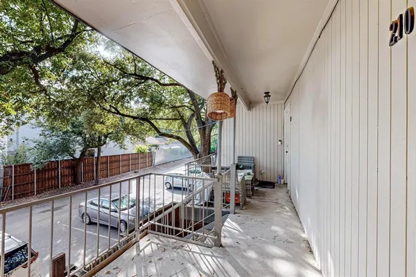 $1,699 | 5220 Fleetwood Oaks Avenue, Unit 210, Dallas, TX 75235