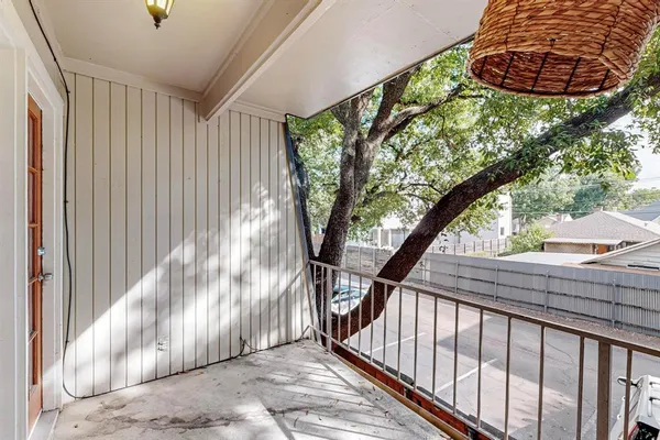 $1,699 | 5220 Fleetwood Oaks Avenue, Unit 210, Dallas, TX 75235