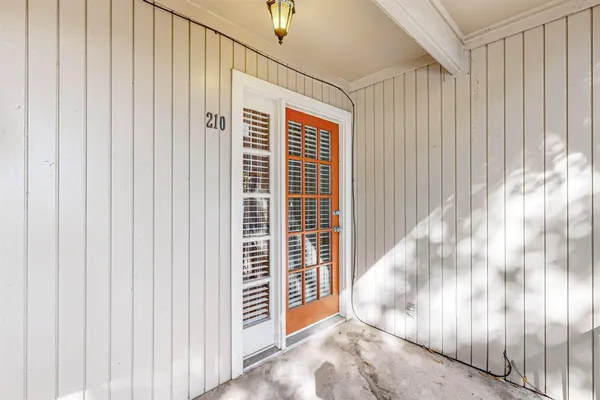 a view of front door with entryway