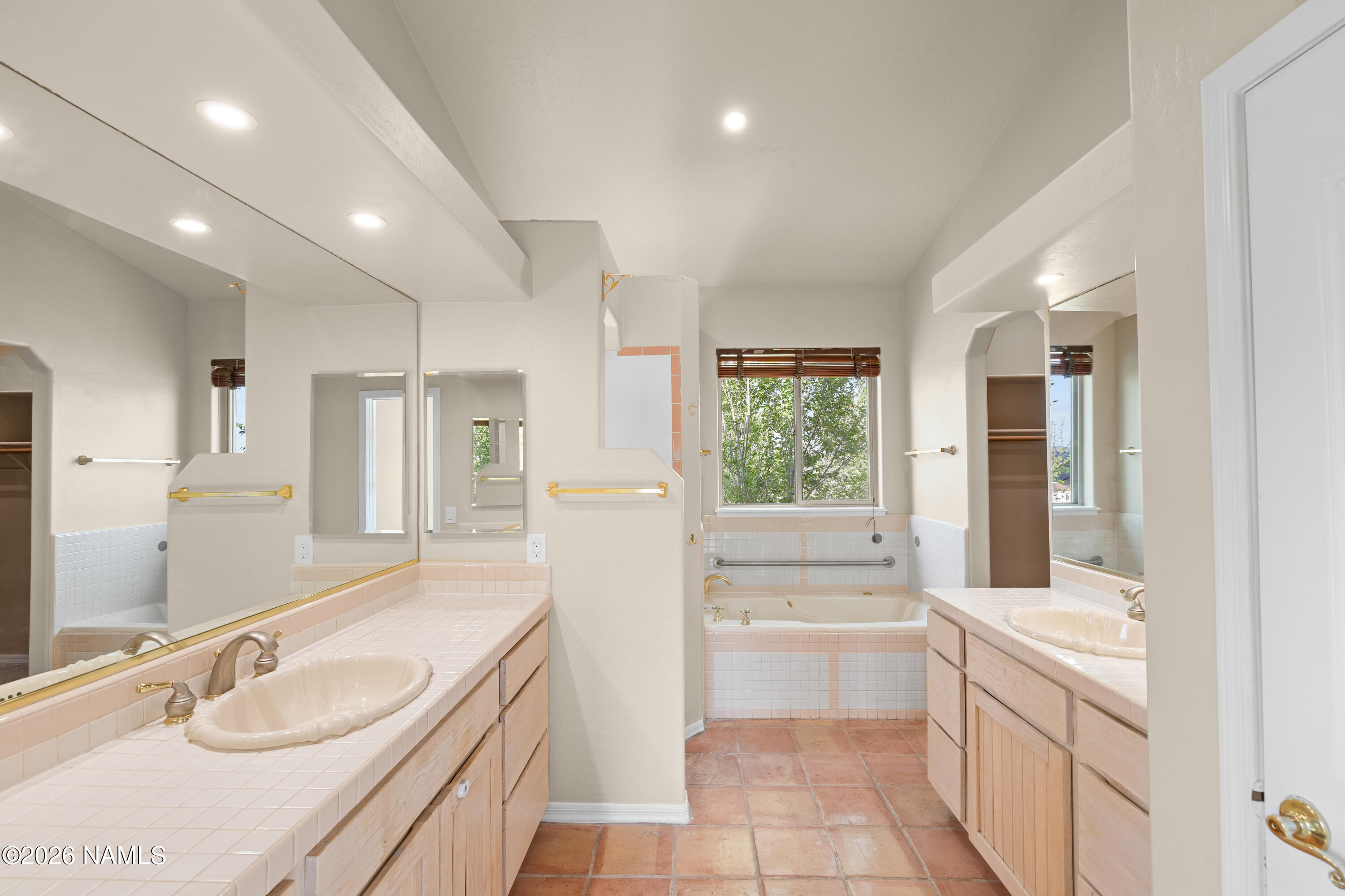 8205 North Reata Road Flagstaff, AZ 86004 - Photo 16 of 45 Primary bathroom