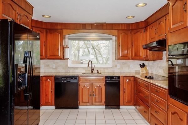 45 Barry Road Worcester, MA 01609 - Photo 4 of 28 Gallery Image 4