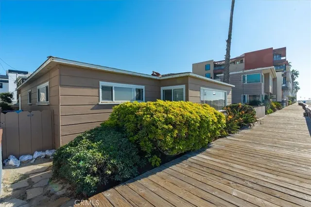 a view of a pathway with outside of the house