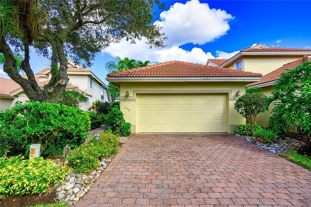 248 East Napa Ridge, Unit 18 Naples, FL 34119 - Photo 3 of 27 Photo 3