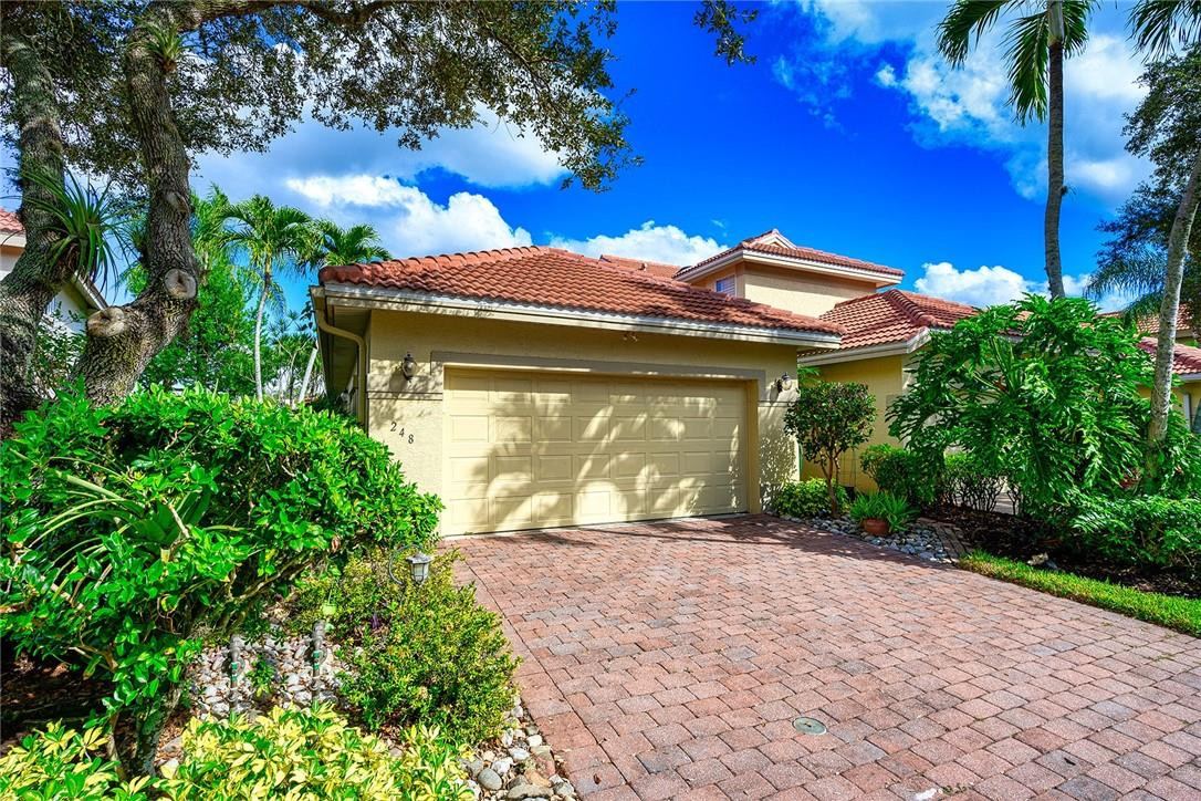 248 East Napa Ridge, Unit 18 Naples, FL 34119 - Photo 4 of 27 Photo 4
