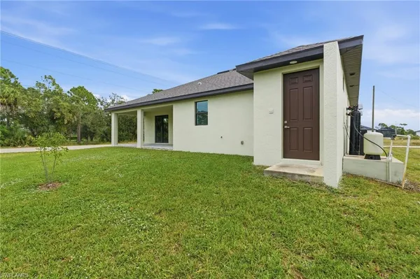a view of a house with a yard