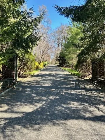 $2,950,000 | Applegreen Drive, Old Westbury, NY 11568