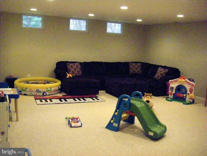 1844 Post Oak Trail Reston, VA 20191 - Photo 3 of 27 a living room with a couch