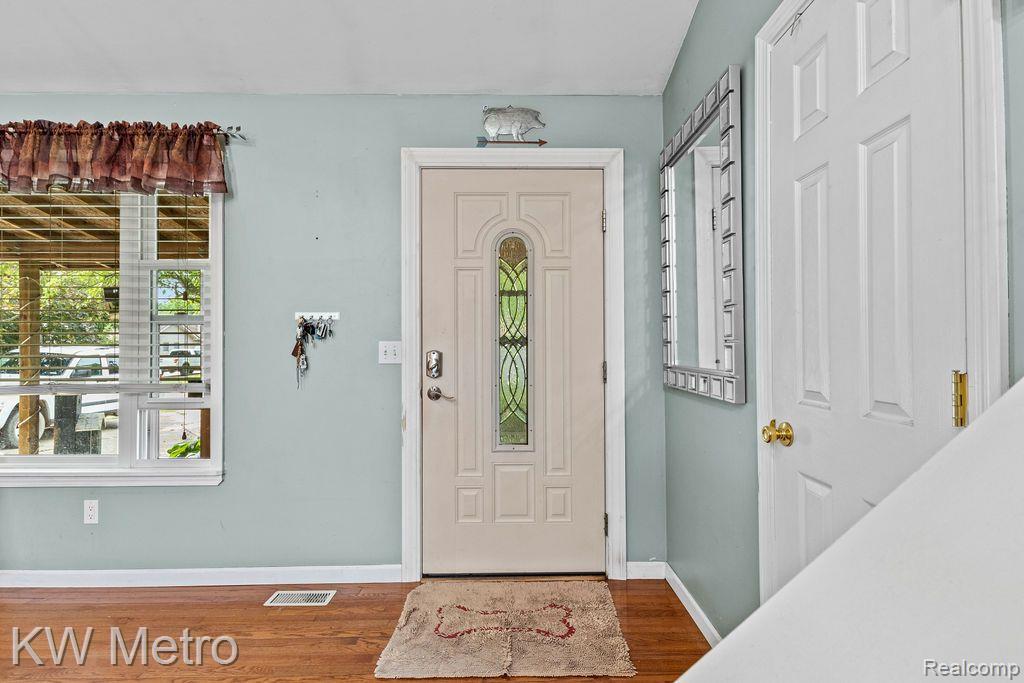 2460 Jones Road Waterford, MI 48327 - Photo 5 of 22 Gallery Image 5