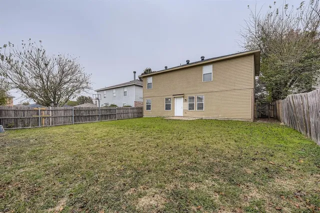 a view of a backyard