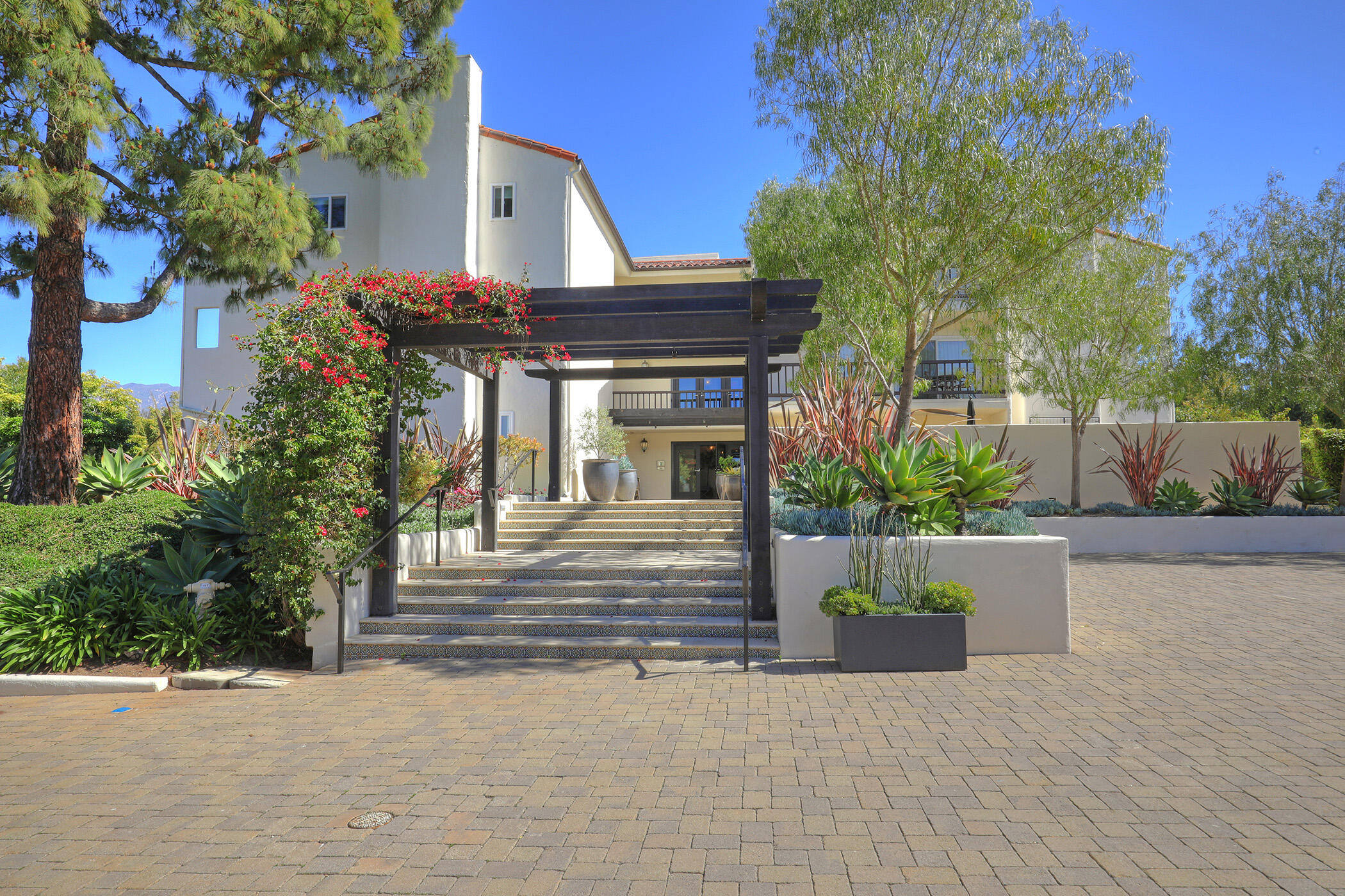1044 Fairway Road Santa Barbara, CA 93108 - Photo 2 of 28 Building Entrance