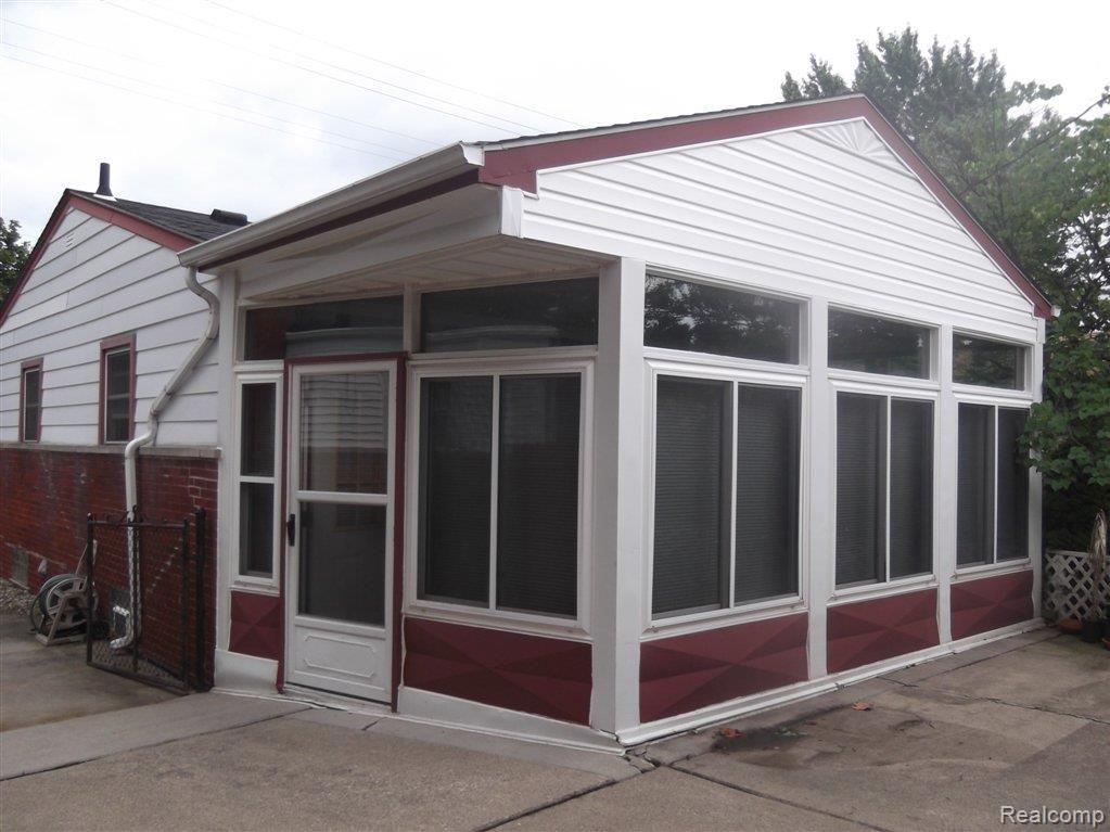 9546 Pardee Road Taylor, MI 48180 - Photo 4 of 17 All Season Sunroom Exterior
