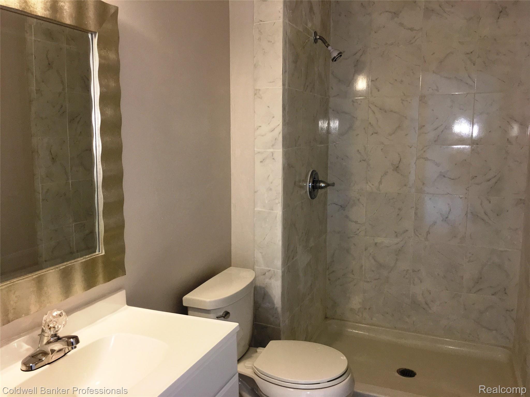 676 Tennyson, Unit 13 Rochester, MI 48307 - Photo 11 of 22 Updated Master Bath
