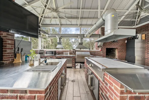 $1,800,000 | 15702 Highway 77, Southport, FL 32409