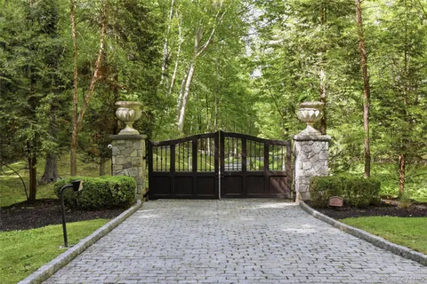 $3,150,000 | 10 Hope's Farm Lane, Bedford, NY 10506