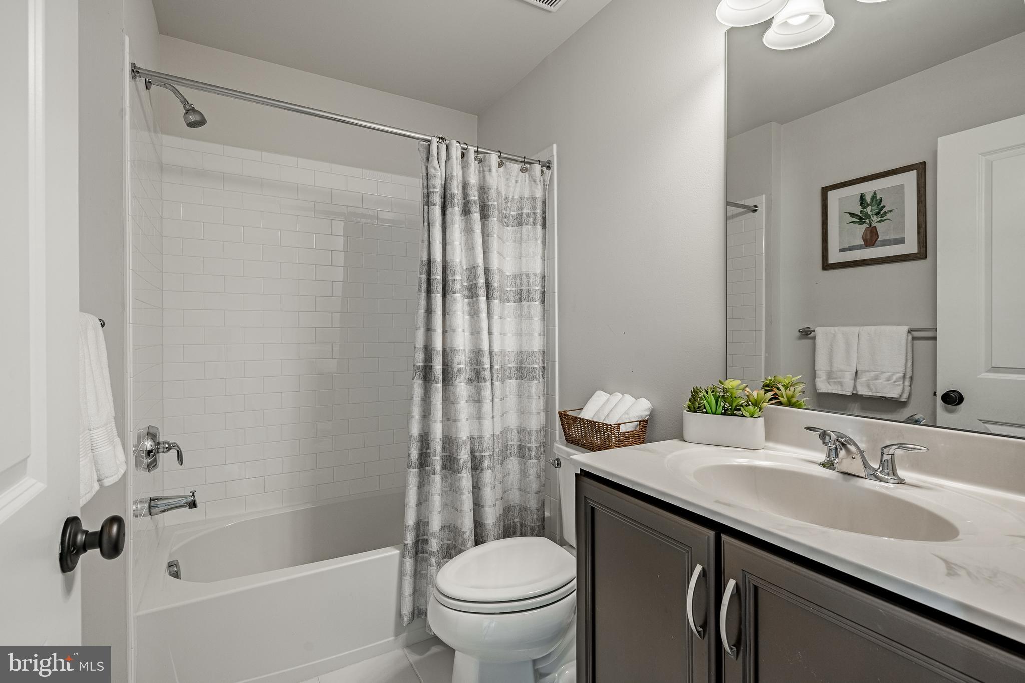 105 Eastwing Alley Springfield, PA 19064 - Photo 24 of 36 Hall Bathroom with Tub