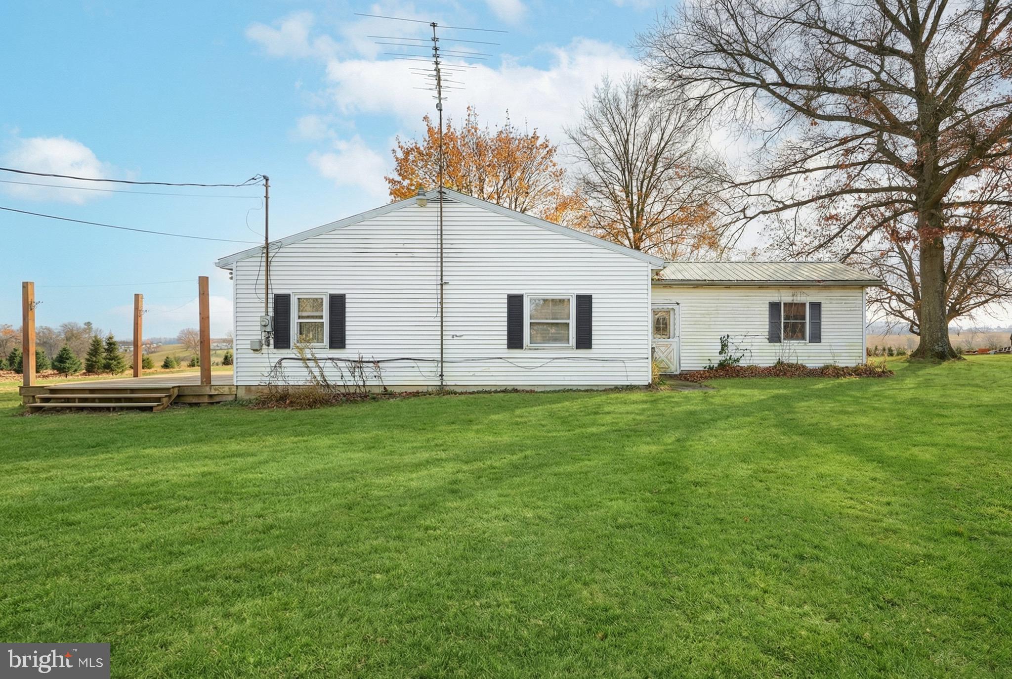 539 Aspers-Bendersville Road Aspers, PA 17304 - Photo 3 of 26 a front view of a house with a garden