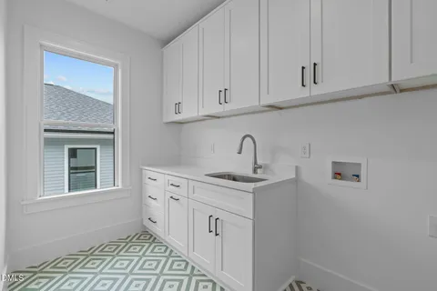 a view of an house with backyard and front door