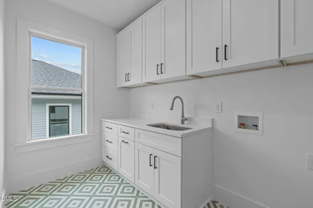 a view of an house with backyard and front door