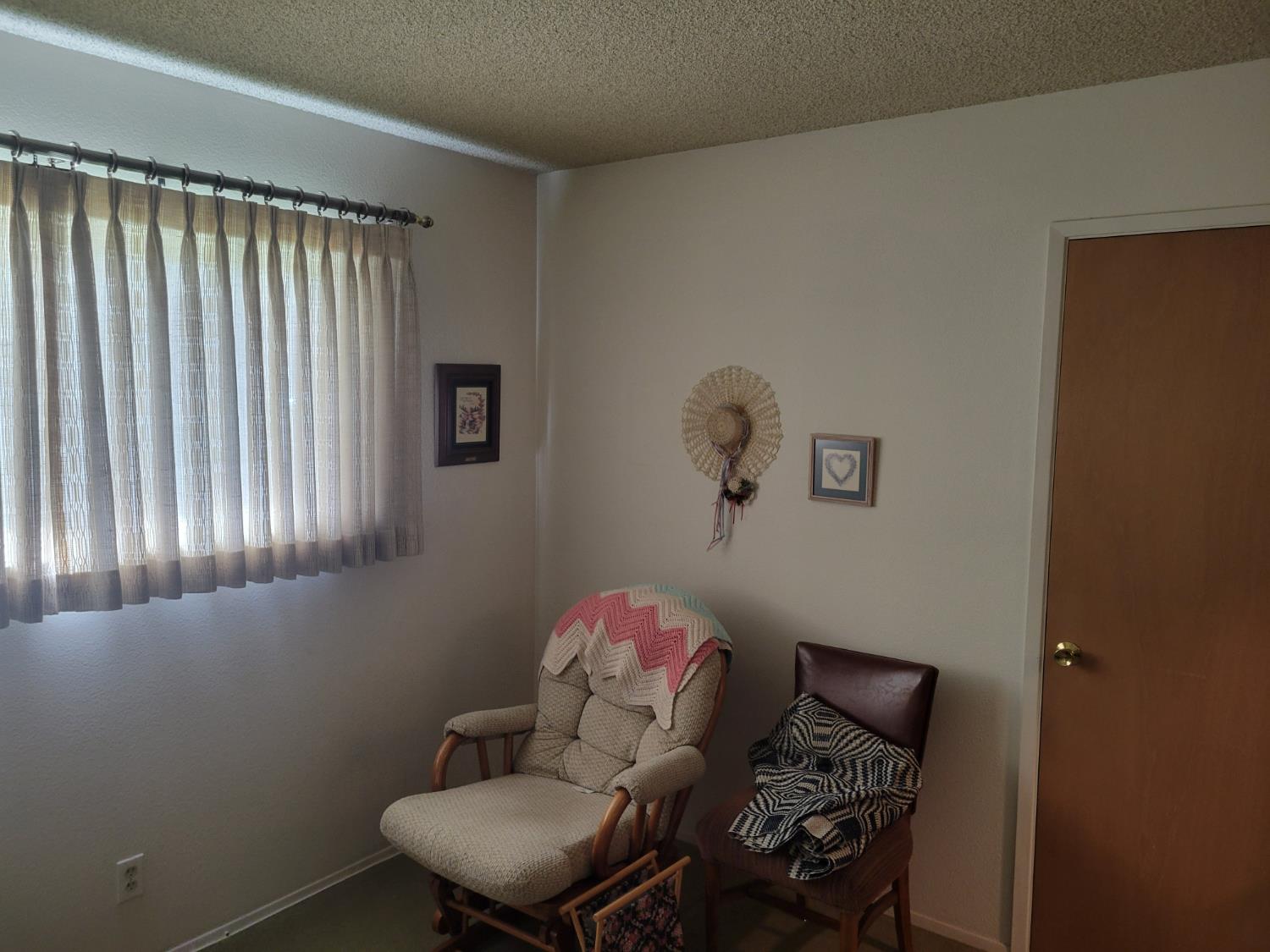 318 Williams Madera, CA 93637 - Photo 17 of 25 a workspace with furniture and window