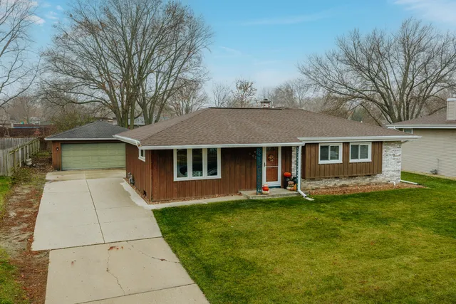 $319,900 | 1023 South Knollwood Drive, Saukville, WI 53080