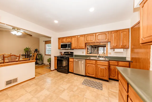 $319,900 | 1023 South Knollwood Drive, Saukville, WI 53080