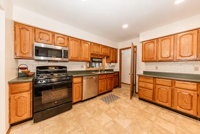 $319,900 | 1023 South Knollwood Drive, Saukville, WI 53080