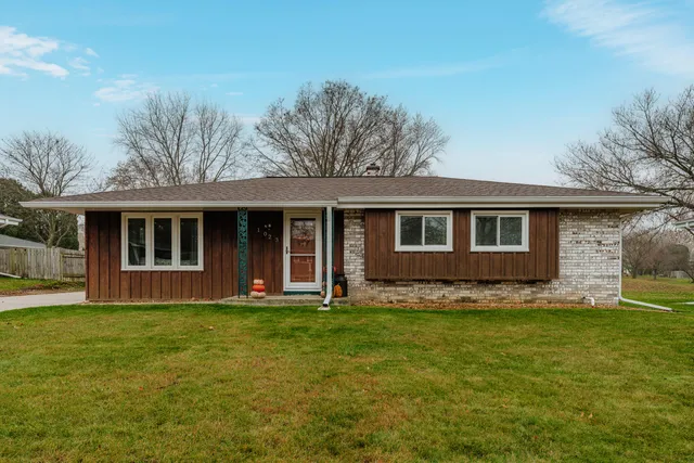 $319,900 | 1023 South Knollwood Drive, Saukville, WI 53080