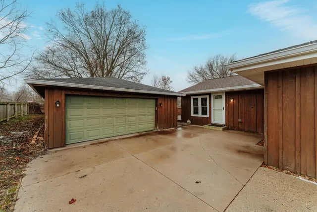 $319,900 | 1023 South Knollwood Drive, Saukville, WI 53080