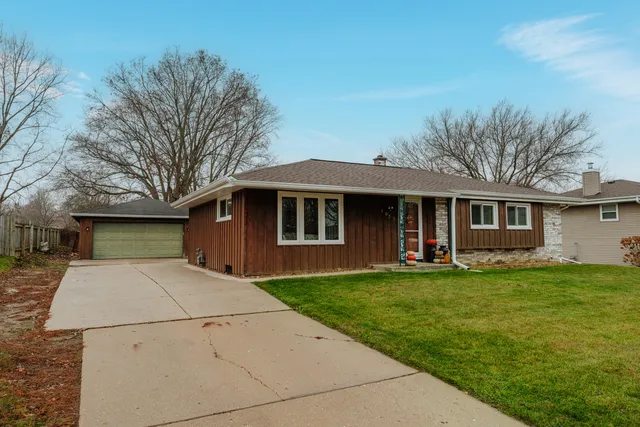 $319,900 | 1023 South Knollwood Drive, Saukville, WI 53080