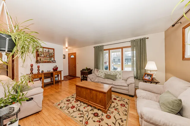 $319,900 | 1023 South Knollwood Drive, Saukville, WI 53080