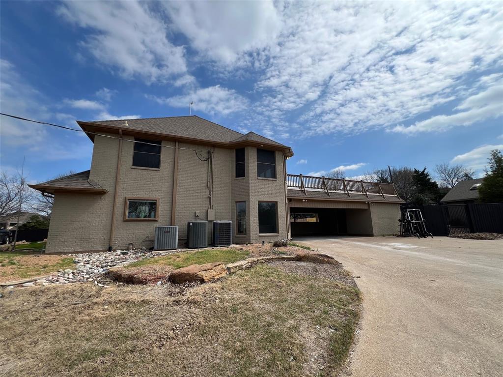 5890 Montgomery Road Midlothian, TX 76065 - Photo 7 of 38 a house with a outdoor space