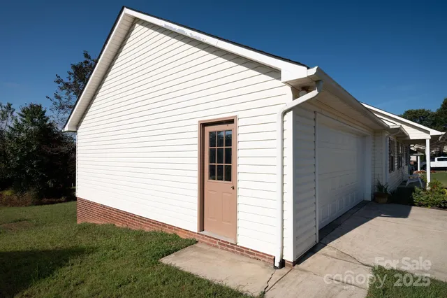 a view of a house with backyard