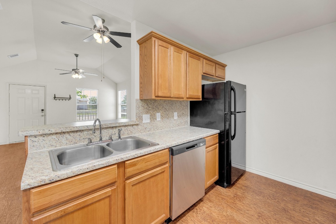 128 2nd Avenue Taylor, TX 76574 - Photo 12 of 27