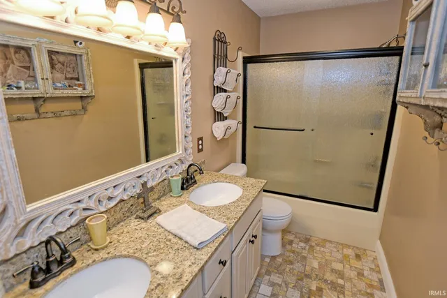 $587,800 | 6299 Pfafflin Lake Boulevard, Newburgh, IN 47630