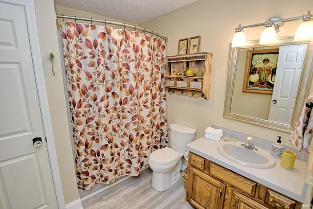 $587,800 | 6299 Pfafflin Lake Boulevard, Newburgh, IN 47630