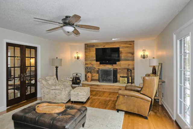 $587,800 | 6299 Pfafflin Lake Boulevard, Newburgh, IN 47630