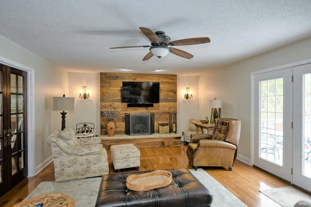 $587,800 | 6299 Pfafflin Lake Boulevard, Newburgh, IN 47630