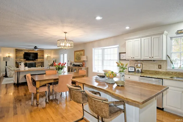 $587,800 | 6299 Pfafflin Lake Boulevard, Newburgh, IN 47630