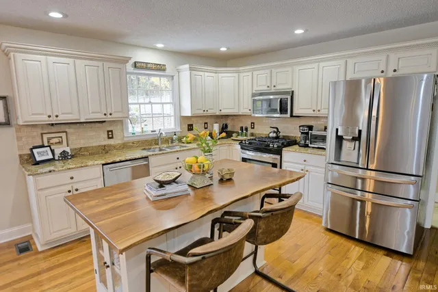 $587,800 | 6299 Pfafflin Lake Boulevard, Newburgh, IN 47630