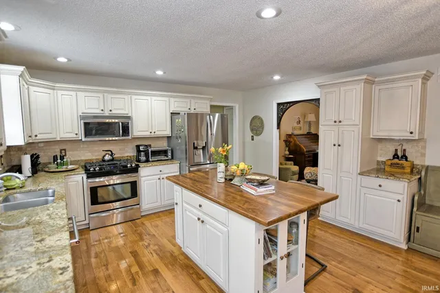 $587,800 | 6299 Pfafflin Lake Boulevard, Newburgh, IN 47630