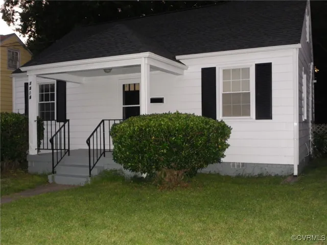 a view of backyard with a garden and plants