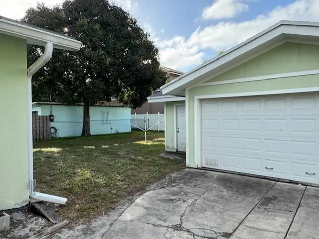 a view of a backyard